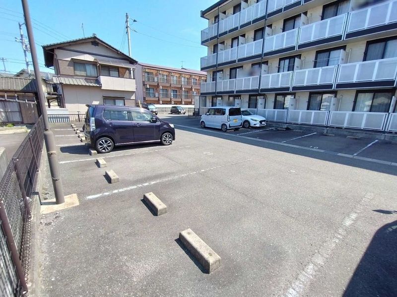 レオパレスフォンテーヌ高松 駐車場