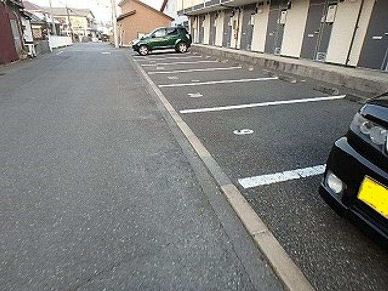 レオパレスキュプロス 駐車場