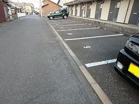 レオパレスキュプロス 駐車場