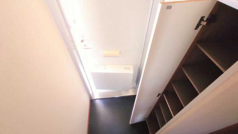 レオパレスコート伊那部 玄関