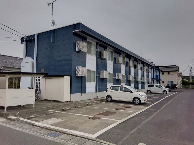 レオパレスコンフォート二本木 駐車場