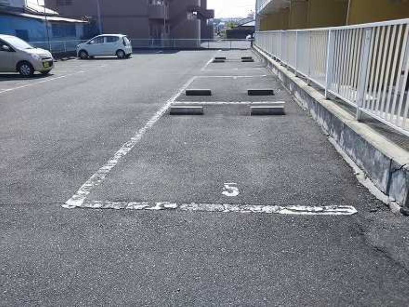 レオパレスみどり 駐車場