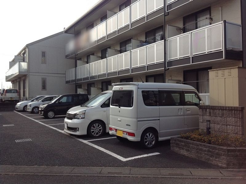 レオパレス忠 駐車場