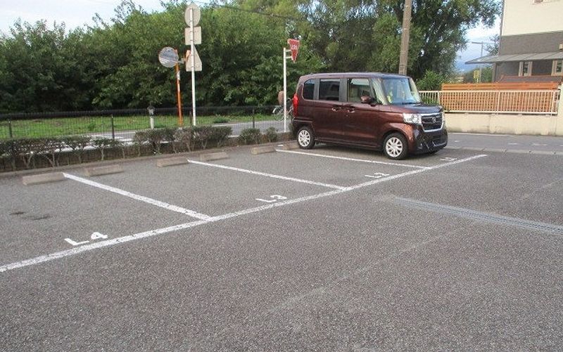 レオパレス長沢 駐車場