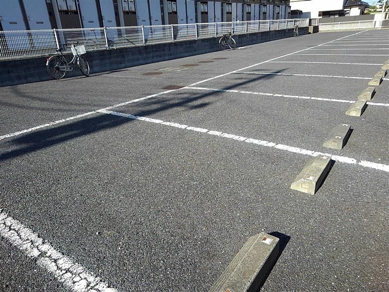 レオパレスブラントン　ハウス 駐車場