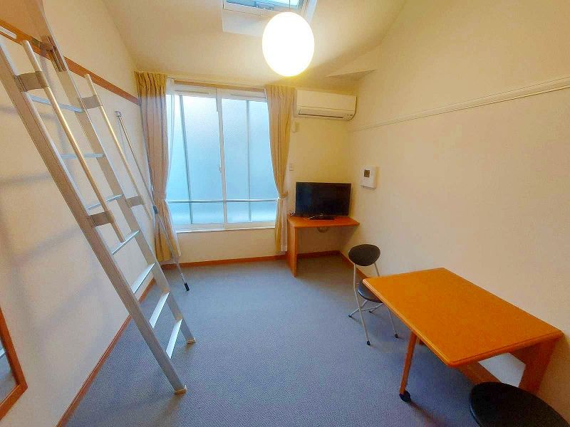 レオパレスエターナル 居間