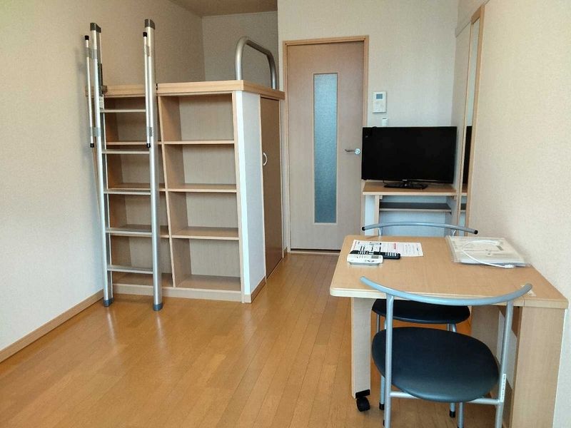 レオパレスモンジュイ 居間