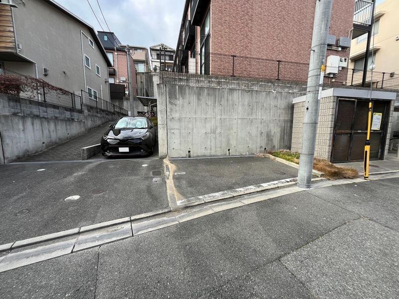 leopalace Fujigaoka Nibankan 주차장