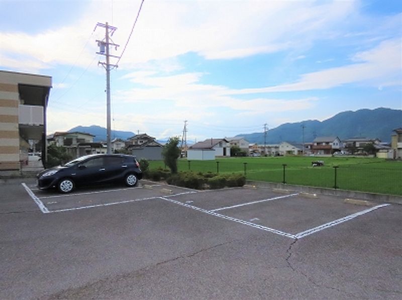 レオパレス満 駐車場