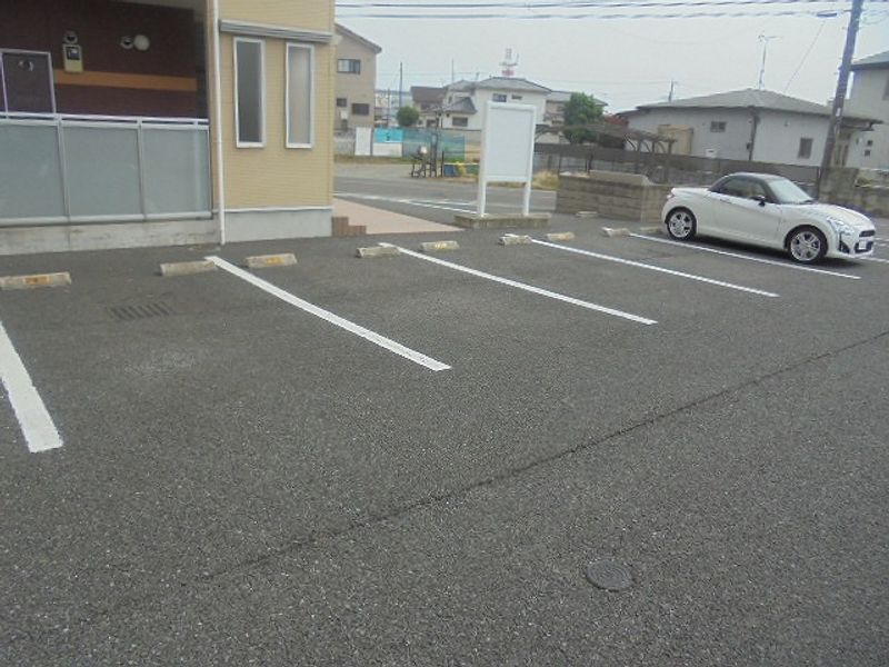 レオネクスト神保原 駐車場