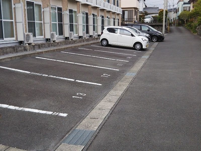 レオパレス潤 駐車場