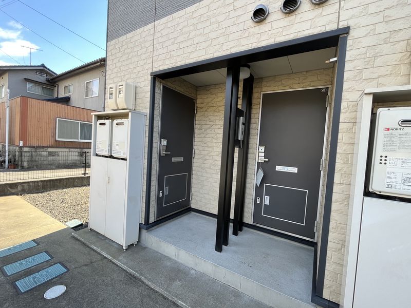 レオパレスメゾン　ジュ　クール 玄関
