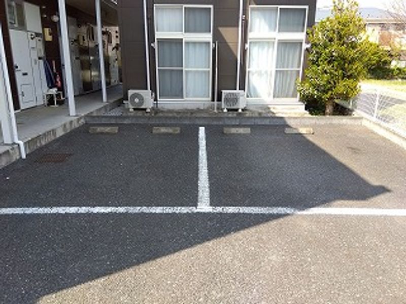 レオパレスボーリユトトロ 駐車場