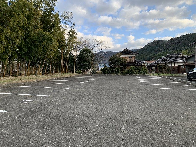 レオパレス西京 駐車場