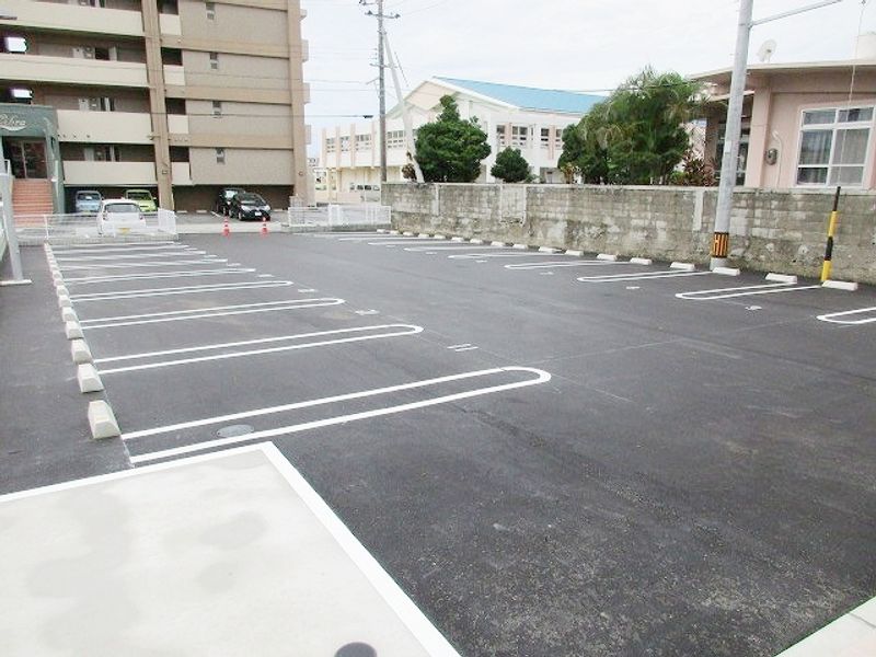 ミランダＦａｍｉｌｙ宮里 駐車場