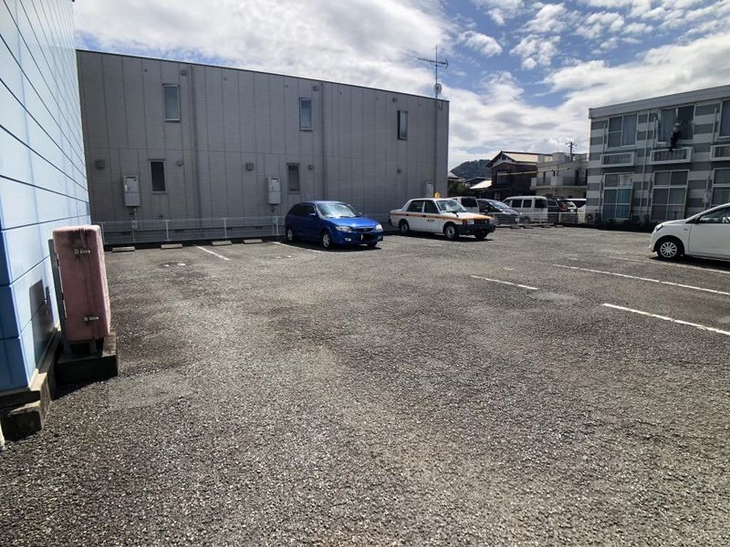 レオパレスルミエール 駐車場