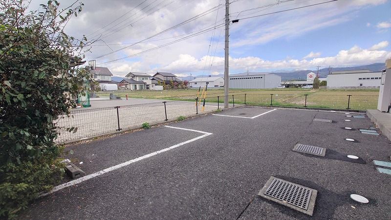 レオパレスエステーロ 駐車場