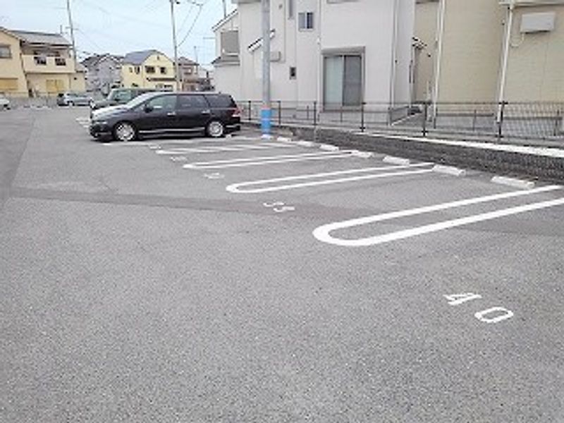 レオパレスふかしの 駐車場