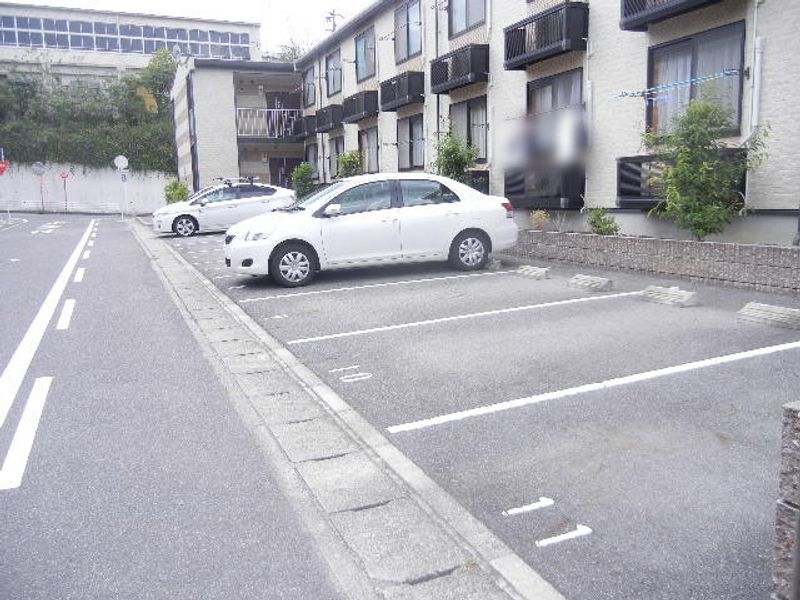 レオパレス入山 駐車場