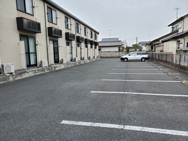 レオパレスルミエール 駐車場