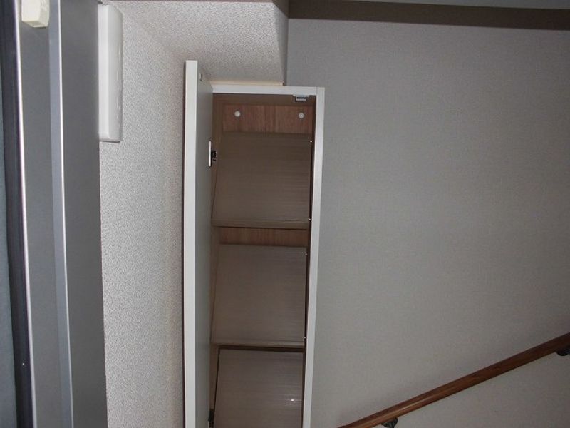 レオパレスブレセイ 玄関