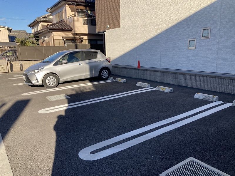 クレイノラルーチェ 駐車場