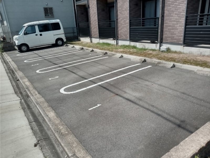 レオネクストファトミリー 駐車場