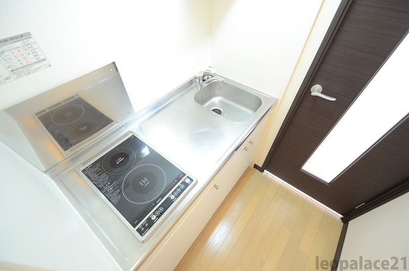 LEONEXT Forest Court Kitchen