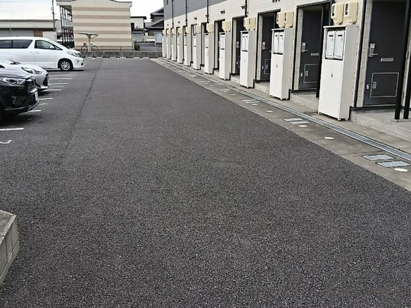 レオパレス華 駐車場