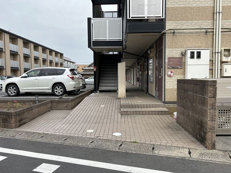 レオパレス壇 エントランス