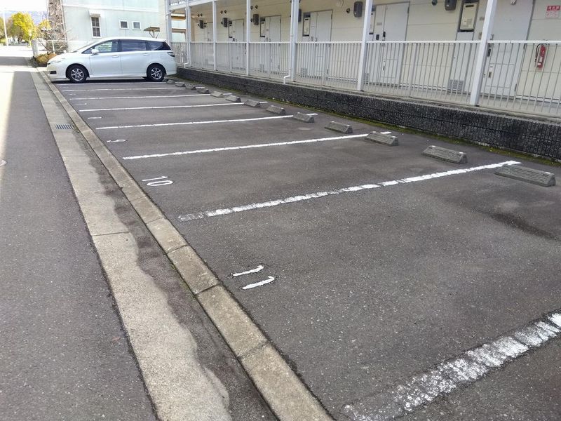 レオパレス楓 駐車場