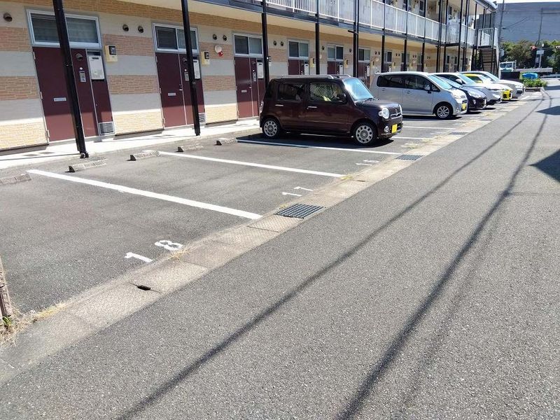 レオパレス高砂荒井 駐車場