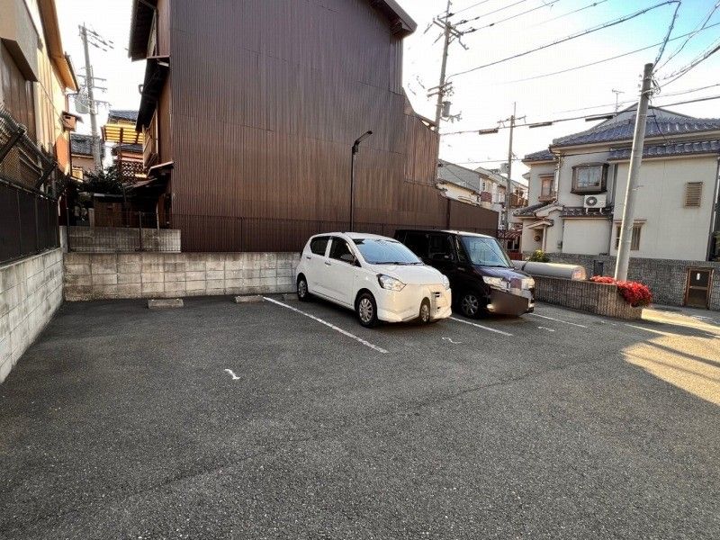 レオパレスエーデル菱屋西 駐車場