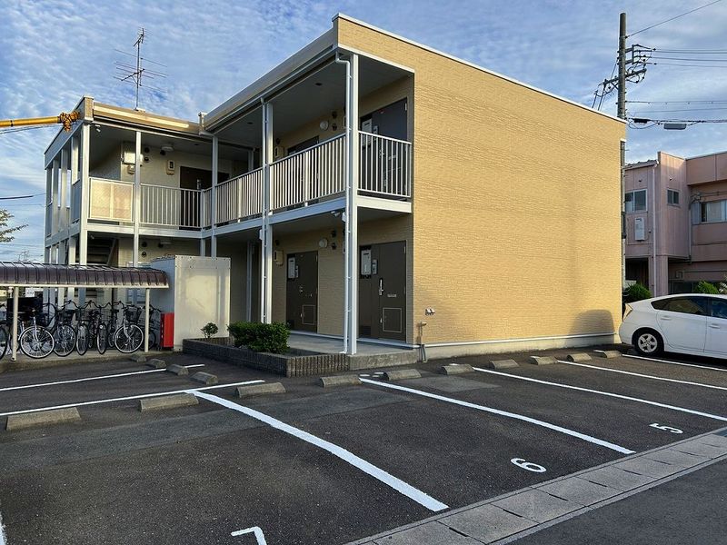 レオパレスセレナ学戸 駐車場