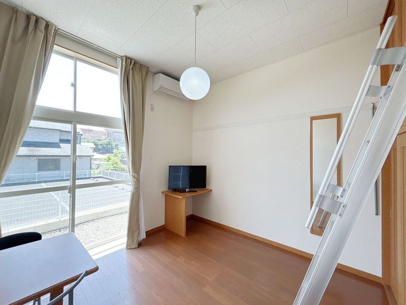 レオパレスサンヒダカ 居間