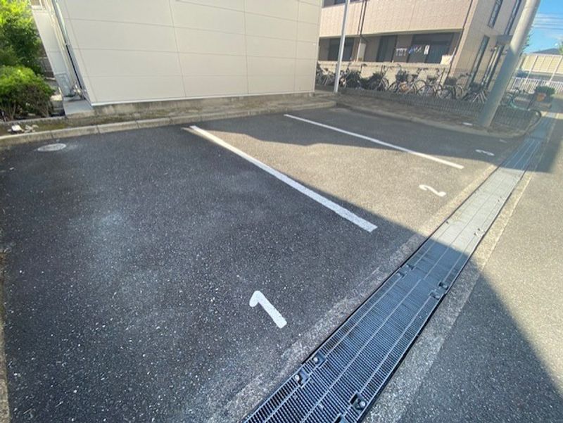 レオパレスティートゥリー 駐車場