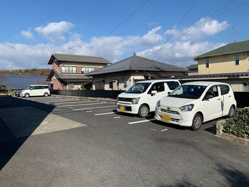 レオパレスベルヴィ北丘 駐車場