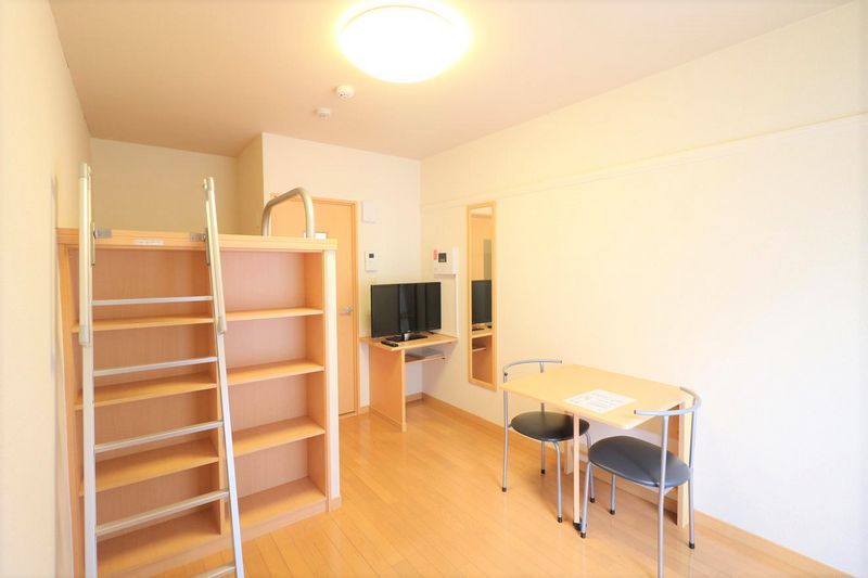 レオパレス今屋敷 居間