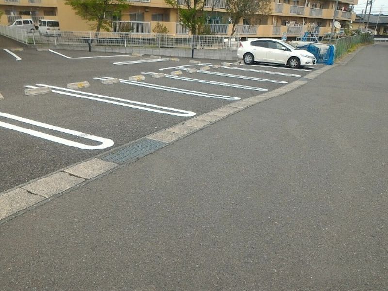 レオネクストプレミアムＧＡＫＵ 駐車場