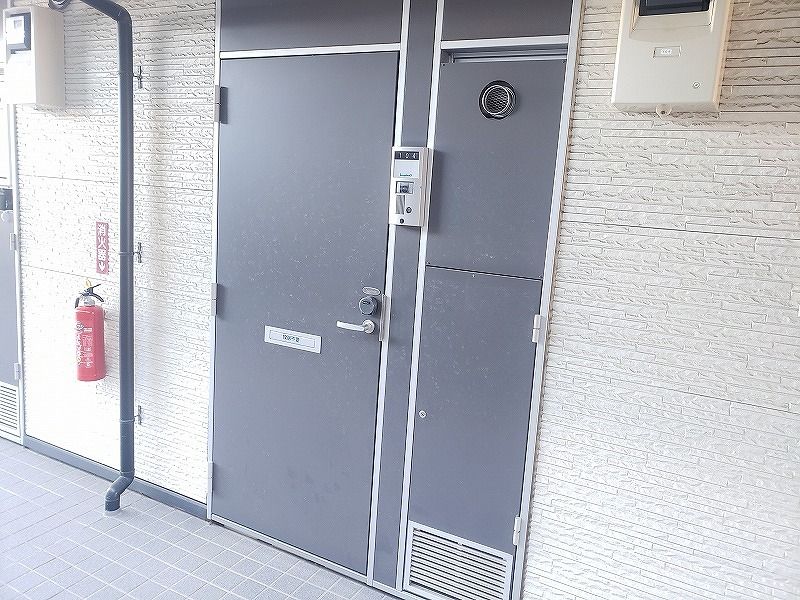 レオパレスヴィルヌーブ 玄関