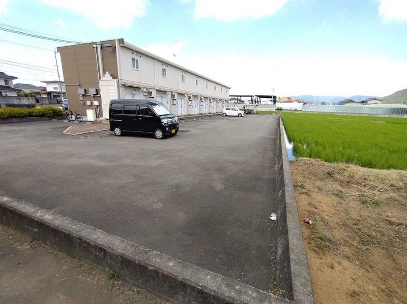 レオパレスアントラー 駐車場