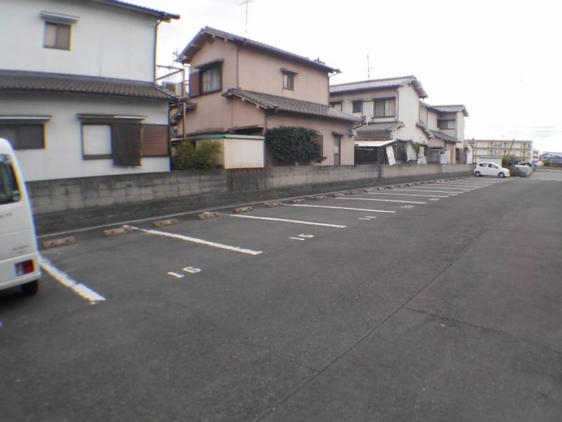 レオパレス四季 駐車場