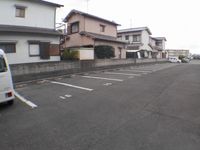 レオパレス四季 駐車場