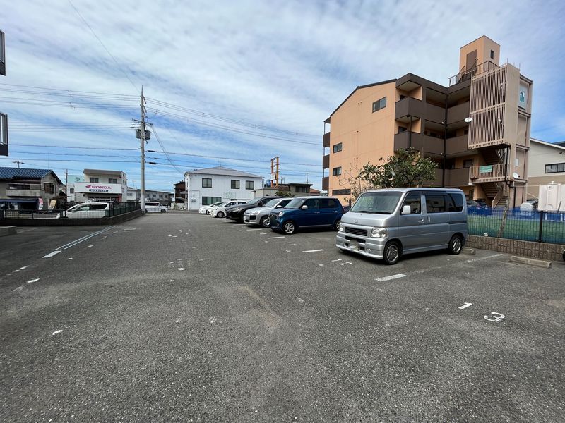 レオパレス昴 駐車場