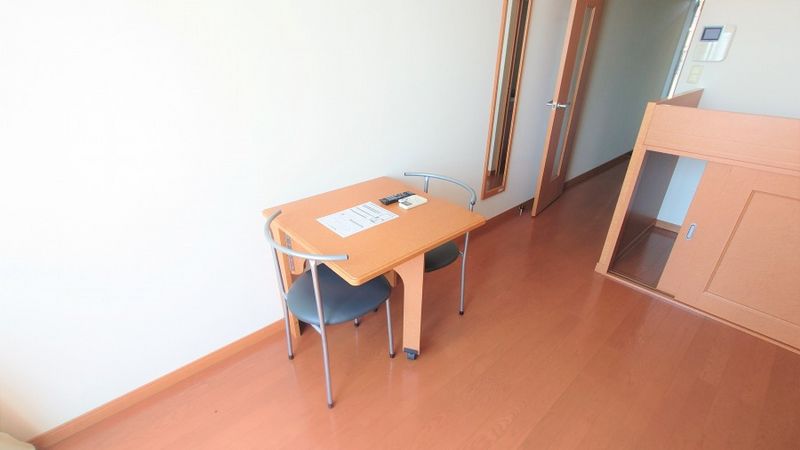 レオパレスムイ　オエステ 居間