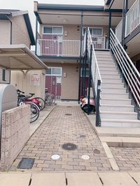 レオパレスブランシュヴァルⅢ エントランス
