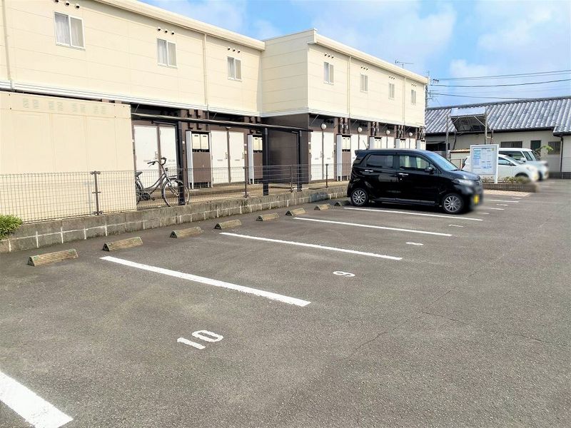 レオパレス遊 駐車場