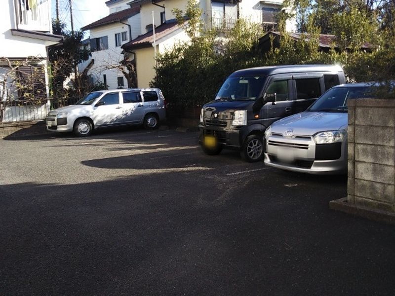 レオパレスアザレア 駐車場
