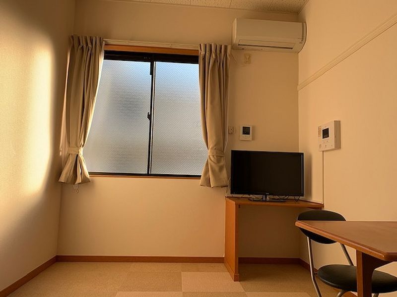 レオパレスエルフ仁川 居間