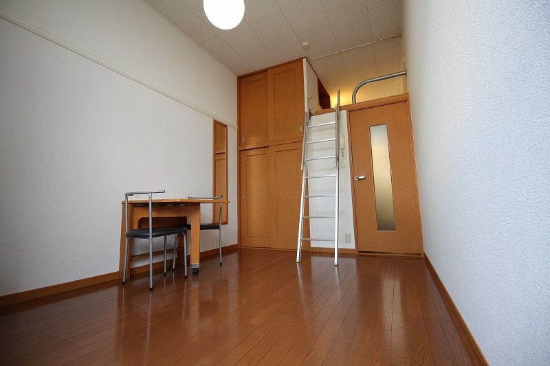 レオパレスサントネ 居間